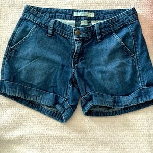 Old Navy Jean Shorts w front and back pockets. Great condition